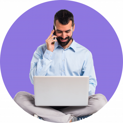 hombre con notebook y celular sentado fondo lila hombre con notebook y celular sentado fondo lila